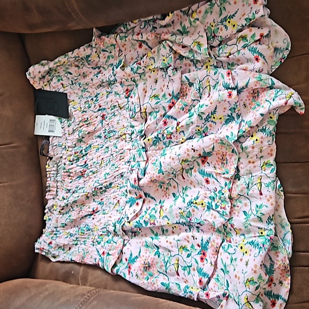 Woman's Top - Picture 2 of 4